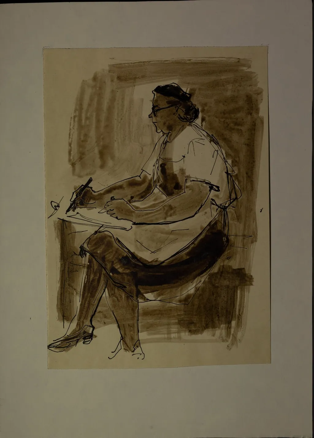 Portret în acuarelă al Mariei Borșanu, așezată, din profil, spre stânga. Desenând. Maria Borșanu a fost membră a Uniunii Artiștilor Plastici. Lucia Cosmescu (1916-1969) a fost pictoriță și graficiană româncă, Născută în Galați, a făcut studii de pictură la Academia de Arte Frumoase din București., by artistă Lucia Cosmescu