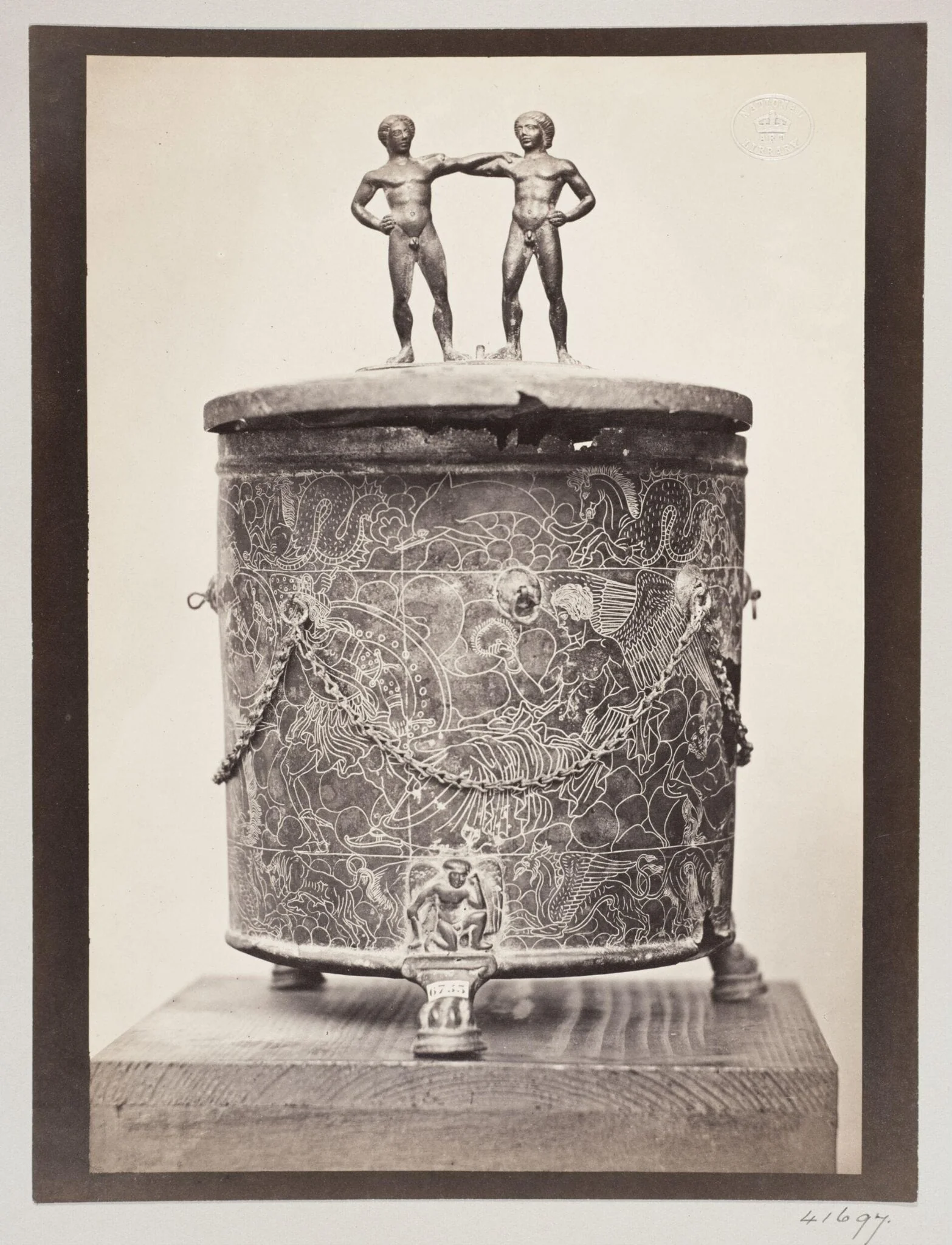 Etruscan cyste in bronze, detail