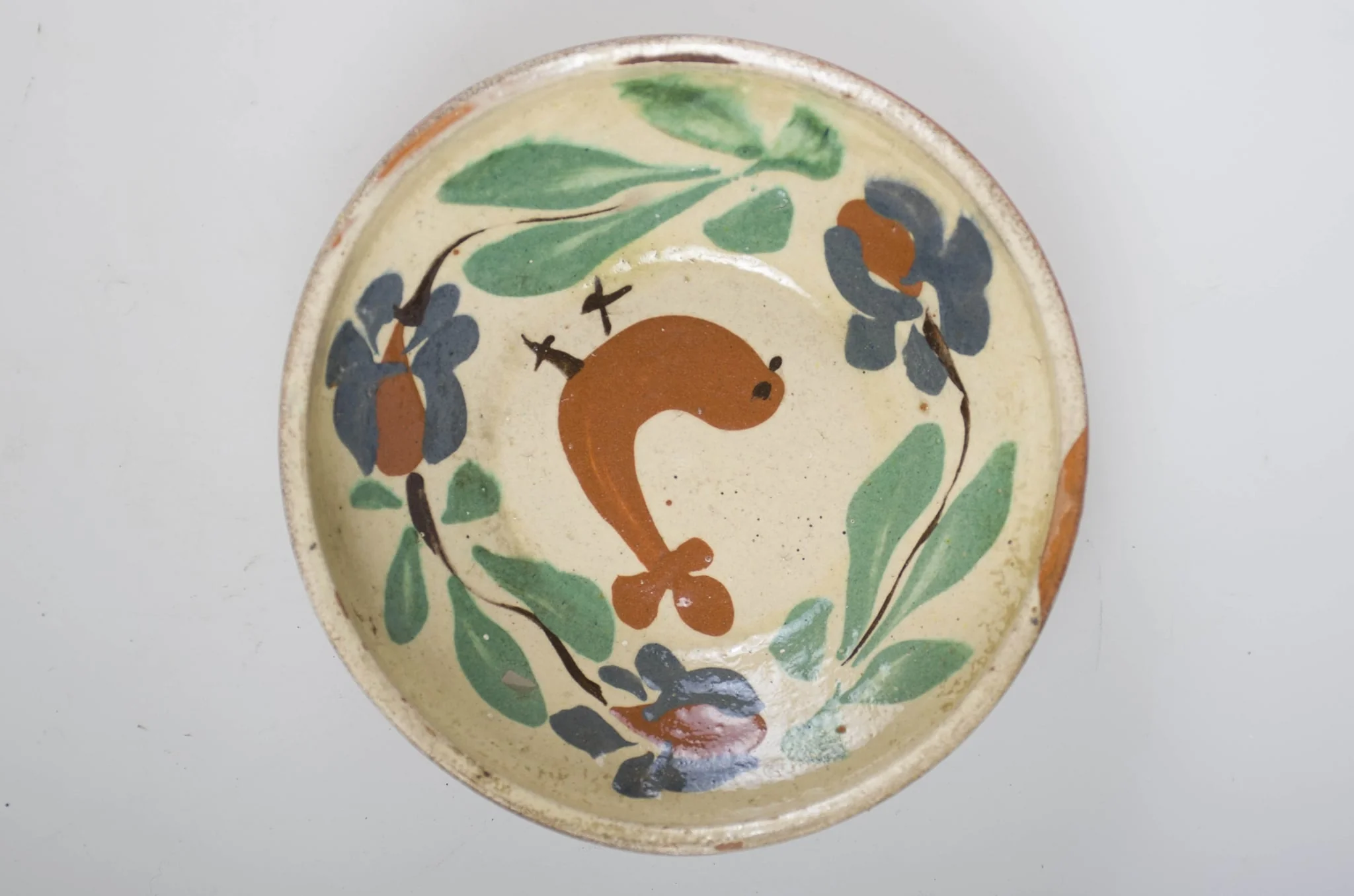 Blidul de formă tronconică este adânc, smălțuit (la interior). Vasul este ornamentat cu motive florale și avimorfe, cu buza înaltă, neornamentat și nesmălțuit la exterior. Cromatică: fond: maro-roșcat (exterior); alb (interior); decor: verde; maro; albastru; negru., detail