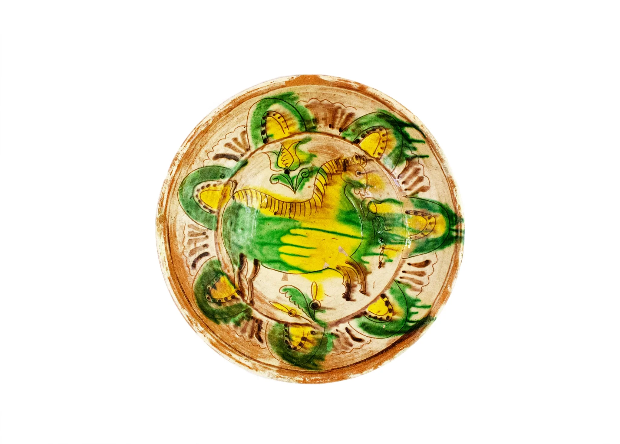 Strachină lucrată în manieră Kuty, de formă tronconică, modelată la roată; decor geometrizat și naturalist amplasat pe toată suprafața vasului organizat în două registre despărțite de linii circulare realizate cu cornul: central prezintă un motiv zoomorf: animal, înconjurat de motive fitomorfe: flori de lalea și frunze; spre marginea vasului un registru cu motive geometrice semiovoidale realizate cu linii curbe și puncte, despărțite de grupuri de liniuțe; cromatică: fond alb dat de angobă, decor realizat cu verde, galben și brun. Pe exterior este imprimată ștampila cu numele meșterului scris cu majusculă și caractere italice: Colibaba., detail