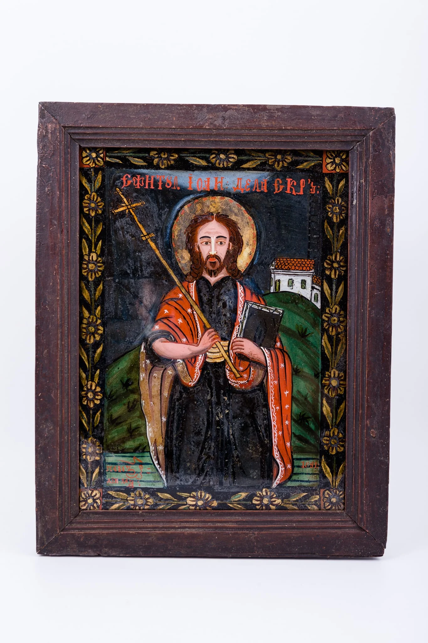 Icoana îl reprezintă pe Sfântul Ioan Scărarul, îmbrăcat în sacos negru și mantie-omofor roșu, cu interiorul crem-deschis, împodobit cu elemente decorative florale punctiforme albe. În mâna stângă are cartea „Scara dumnezeiescului urcuș", iar în mâna dreaptă ține o Cruce foarte mare, asemenea unei scări, propovăduind, astfel, că scara duhovnicească este luarea crucii și urmarea Lui Hristos. Se remarcă expresivitatea trăsăturilor chipului Sfântului Cuvios. În registrul inferior este un deal verde, cu elemente fitomorfe și vegetale. În registrul superior este cerul întunecat de noapte, cenușiu. În partea îndepărtată stângă a sfântului este o mănăstire mică, pictată cu alb și roșu. Întreaga icoană este încadrată de un chenar fitomorf, format dintr-o ghirlandă de flori galbene. Mănăstirea albă, cu acoperișul roșu, ghirlanda de flori galbene, dealul verde sunt de un impact vizual, estetic, artistic, teologic deosebit. Cromatica este armonioasă: roșu vermillon, verde de China, cenușiu-negru, galben, brun, ocru, alb, negru. Icoana este pictată de Pavel Zamfir Zugrav din Laz, Valea Sebeșului. Icoana are semnătura autorului, este datată 1881. Inscripția din româno-chirilică se traduce Sfântul Ioan Scărarul., detail