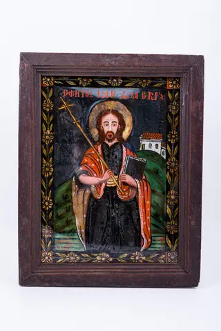 Icoana îl reprezintă pe Sfântul Ioan Scărarul, îmbrăcat în sacos negru și mantie-omofor roșu, cu interiorul crem-deschis, împodobit cu elemente decorative florale punctiforme albe. În mâna stângă are cartea „Scara dumnezeiescului urcuș", iar în mâna dreaptă ține o Cruce foarte mare, asemenea unei scări, propovăduind, astfel, că scara duhovnicească este luarea crucii și urmarea Lui Hristos. Se remarcă expresivitatea trăsăturilor chipului Sfântului Cuvios. În registrul inferior este un deal verde, cu elemente fitomorfe și vegetale. În registrul superior este cerul întunecat de noapte, cenușiu. În partea îndepărtată stângă a sfântului este o mănăstire mică, pictată cu alb și roșu. Întreaga icoană este încadrată de un chenar fitomorf, format dintr-o ghirlandă de flori galbene. Mănăstirea albă, cu acoperișul roșu, ghirlanda de flori galbene, dealul verde sunt de un impact vizual, estetic, artistic, teologic deosebit. Cromatica este armonioasă: roșu vermillon, verde de China, cenușiu-negru, galben, brun, ocru, alb, negru. Icoana este pictată de Pavel Zamfir Zugrav din Laz, Valea Sebeșului. Icoana are semnătura autorului, este datată 1881. Inscripția din româno-chirilică se traduce Sfântul Ioan Scărarul., by Pavel Zamfir Zugrav din Laz, 1881
