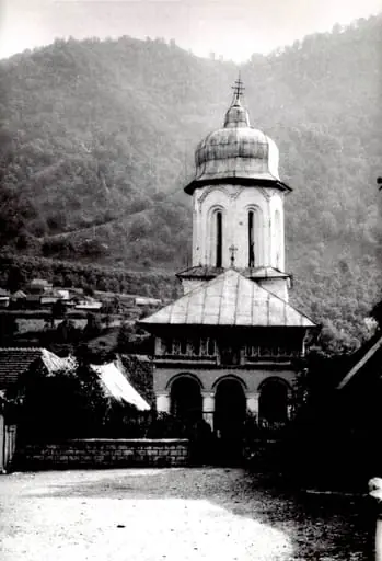 Biserica "Sf. Voievozi", Robești (Cîineni), județul Vâlcea (1981)