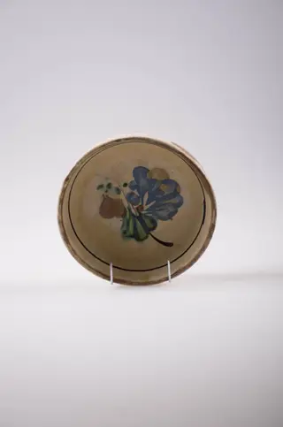 Blid de formă tronconică foarte adâncită, cu buza foarte înaltă și ușor ieșită în afară în partea exterioară. Este smălțuit interior și exterior (doar buza). În centru e decorat cu motive florale, iar pe margine cu o linie; pe fund are marca ”Granitul No 4 1/2”. Cromatică: fond interior crem; fond exterior maro; motive: mov închis; verde; albastru; maro.