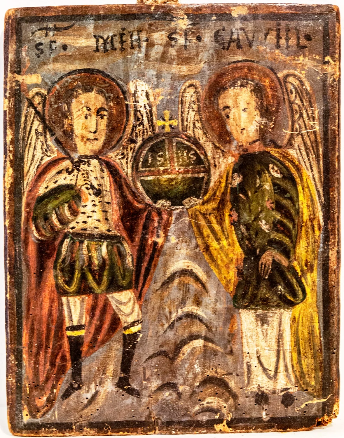 Icoana îi reprezintă pe Arhanghelii Mihail și Gavriil în picioare, din semiprofil,cu aripile strânse, ținând globul pământesc cruciger cu inițialele lui Isus Hristos. . Pictură de factură populară, naivă, stângace. Cei doi arhangheli redați conform erminiilor , Mihail în veșmânt militar, cu o sabie ridicată în mâna dreaptă(sabia de foc), Gavriil cu un crin în mâna stângă. Faldurile redate prin tușe groase de desn și culoare.Fețele sunt mari, ovale, corpurile disproporționate. Membrele mici. Cromatica dominată de contrastul dintre nuanțele pale de gri cu cele tari de verde, roșu și galben. Aureolele cu chenar accentuat. Fundalul gri, cu elemente de relief schițate în partea de jos, nori sus. Inscripție în română, scrisă stângaci cu majuscule negre. Chenar negru., detail