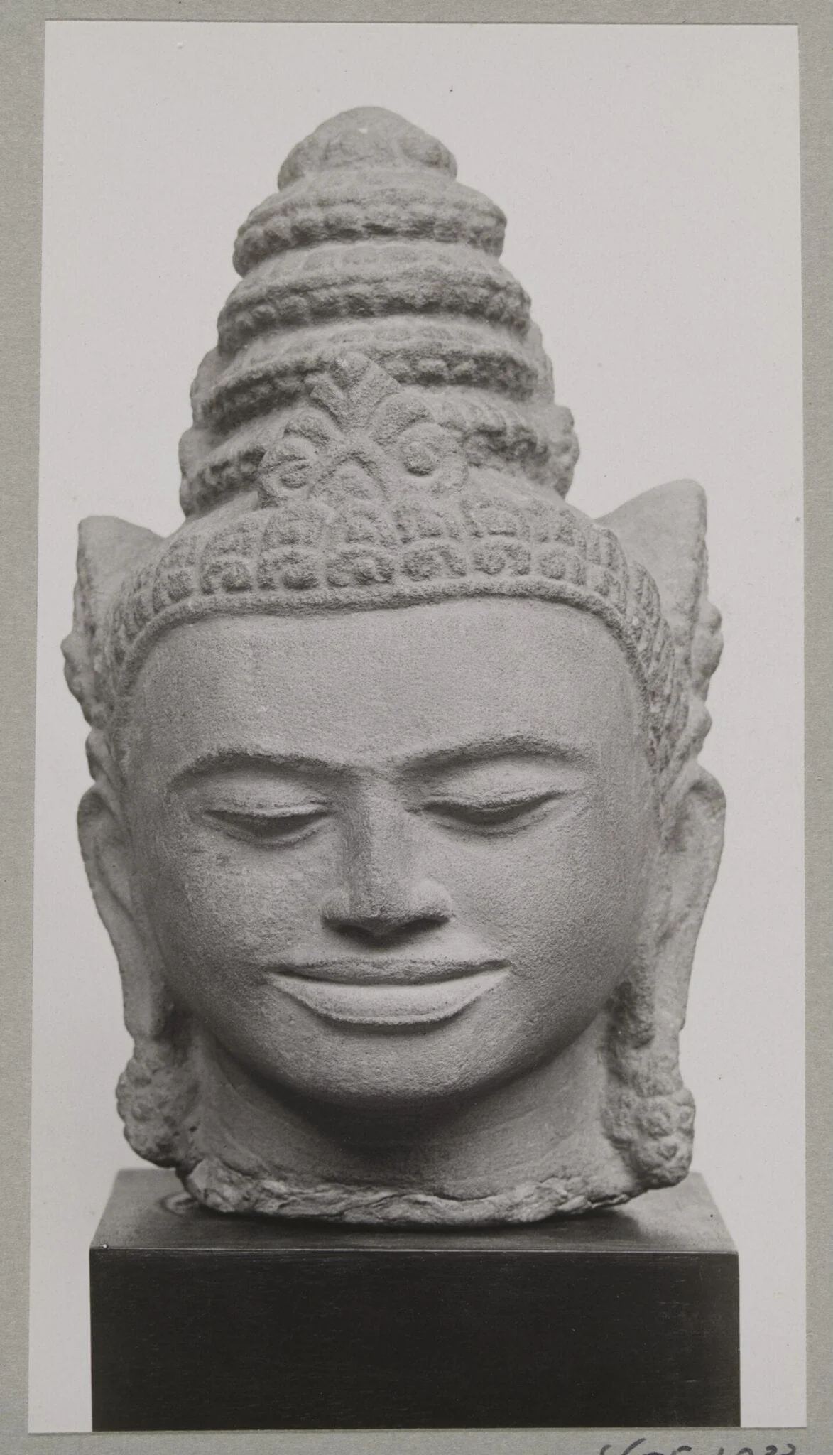 East Siam sculpture of head of Bodhisattva, ca. 12th century, H.G. Quaritch Wales Collection, detail