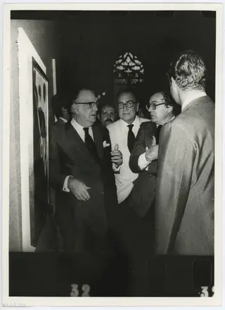 Camilo José Cela ante un cuadro de Miró, 1980