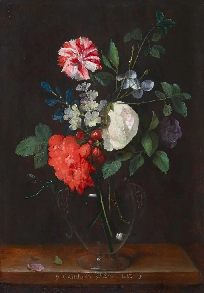 Blumenstillleben in Glasvase mit Libelle auf Tisch, by Catarina Ykens