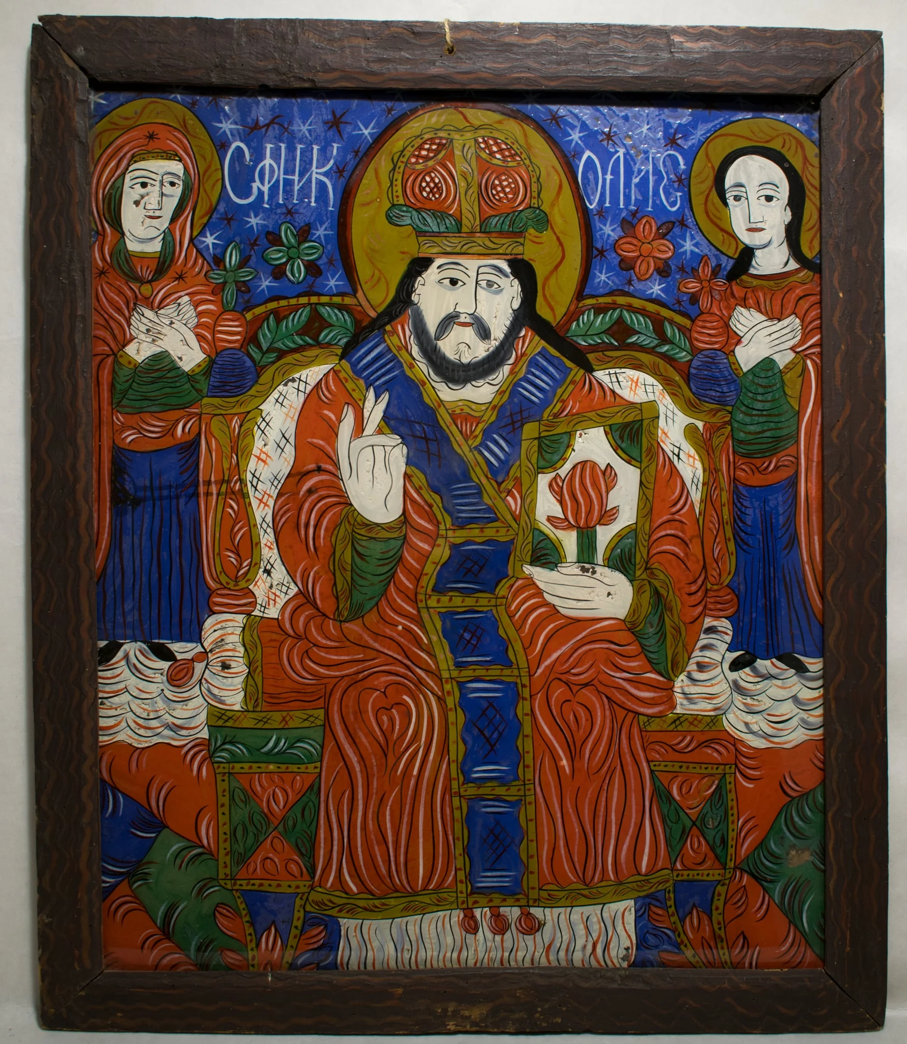 Icoana îl reprezintă pe Sfântul mare Ierarh Nicolae pe tron, în veșminte de episcop, cu mitra pe cap.În stânga ține Evanghelia, cu dreapta binecuvintează. Sacosul, veșmântul de deasupra, simbolul umilinței, este de culoare roșie, epitrahilul, veșmântul liturgic cel mai important este galben, cu chenar dublu pe margini, rețea de romburi și cruci "patee".Dintre însemnele arhierești, sfântul mai poartă mitră(închipuiește cununa de spini dar și înălțimea demnității arhierești)înaltă, bogat ornamentată. Barba și părul sunt negre, iconăreasa necunoscînd reprezentarea canonică, reieșită din Viețile sfinților. Sfântul e așezat pe un tron de factură barocă. De o parte și de alta a Sf. Nicolae,Fecioara Maria și Isus Hristos(?!),cu mâinile încrucișate pe piept, ușor întorși către Sf. Nicolae,deasupra norilor.Maica Domnului are pe umeri și pe frunte cele trei stele ale Fecioriei. Faldurile sunt realizate prin linii dublate cu alb. Nimburile sunt împodobite cu linii vălurite și linii ondulate. Țăranii îl țineau pe sfântul Nicolae "aducător de noroc, apărător de boli, apărător de vărsat și de lovituri" Câmpul icoanei este albastru, cu decorat cu stele roșii și albe și flori. Desenul este complicat, compoziția destul de încărcată, chipurile naive. Paleta cromatică este variată(alb, galben, roșu, verde, albastru, negru). Rama, este decorată cu linii subțiri sub formă de unda apei dispuse longitudinal., detail