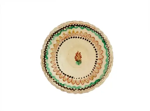 Strachină cu marginea zimțată, de formă tronconică, modelată la roată; decor geometrizant realizat cu linii circulare concentrice peste care sunt suprapuse linii curbe; spre centrul vasului decorul se continuă cu un șir de puncte de culoare, iar spre gura vasului decorul se termină cu două linii vălurite una pictată cu pensonul, cealaltă realizată cu cornul; central prezintă un motiv fitomorf: crenguța de brad; cromatică: fond alb, decor realizat cu verde, cărămiziu și brun. Pe exteriorul vasului este imprimată ștampila cu numele meșterului scris cu majuscule de tipar: COLIBABA., by Colibaba Constantin