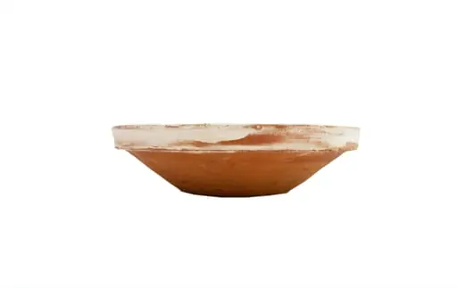 Strachină lucrată în manieră Kuty, de formă tronconică, modelată la roată; decor geometrizant și naturalist amplasat pe toată suprafața vasului organizat în două registre despărțite de linii circulare realizate cu cornul: central prezintă un motiv fitomorf: plantă în ghiveci cu trei inflorescențe: lalea și floarea soarelui; spre marginea vasului un registru cu motive geometrice unghiulare, despărțite de grupuri de liniuțe; cromatică: fond alb dat de angobă, decor realizat cu verde, galben, negru și cărămiziu. Pe exterior este imprimată ștampila cu numele meșterului scris cu majusculă și caractere italice: Colibaba.