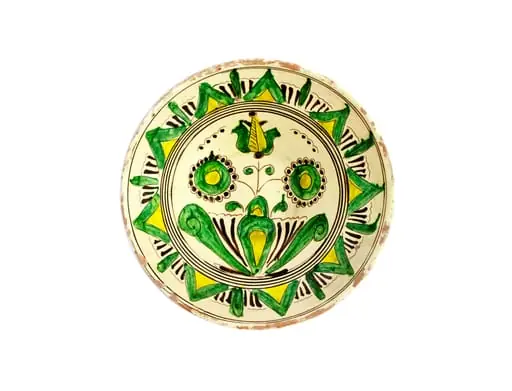 Strachină lucrată în manieră Kuty, de formă tronconică, modelată la roată; decor geometrizat și naturalist organizat în două registre despărțite de linii circulare realizate cu cornul; central prezintă un motiv fitomorf: lalea cu trei inflorescențe așezată într-un ghiveci; spre marginea vasului motive geometrice unghiulare realizate cu linii drepte, despărțite de grupuri de liniuțe; cromatică: fond alb dat de angobă, decor realizat cu verde, brun și galben. Pe exterior este imprimată ștampila cu numele meșterului scris cu majusculă și caractere italice: Colibaba.