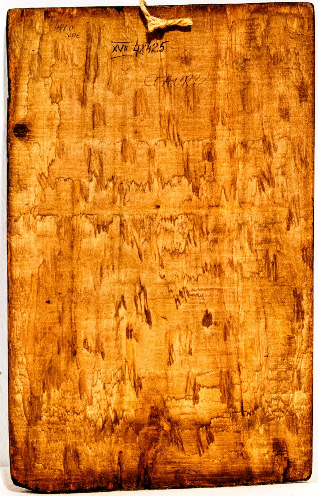 Icoana este o copie după cea cu nr de inventar 4860, provenind de la Ceauru, județul Gorj, datată 1941.Este redat în manieră naivă un sfânt în picioare(nu se poate deduce identitatea lui, ar putea fi sf. Nicolae sau chiar Isus, originalul este prezentat ca fiind sfânta Paraschiva), deasupra unei benzi pe care este incizat anul 1941, lateral și inferior fiind pictate motive fitomorfe și florale. Sfântul are conturul corpului incizat, deasemenea schițate mâinile, capul diform cu ochi asimetrici, barba prelungă cu nasul supradimensionat. Este sugerat un epitrahil. În jurul capului are trasată o aureolă pictată cu galben, veșmintele sunt pictate cu roșu, negru, în picioare poartă încălțări cu tocuri. De o parte și de alta două coloane înguste decorate cu motiv fitomorf. Lateral, pe verticală și pe banda de jos orizontal sunt pictate câte 5 flori cu negru. Chenar dublu, pictat cu roșu la interior, negru la exterior. Banda pe care este inscripționat anul este grena.Icoana a fost acoperită cu o substanță pe bază de ulei, pentru protecție și patină., by Cristian Răzvan Pasula Rădulescu