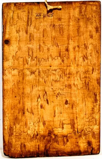 Icoana este o copie după cea cu nr de inventar 4860, provenind de la Ceauru, județul Gorj, datată 1941.Este redat în manieră naivă un sfânt în picioare(nu se poate deduce identitatea lui, ar putea fi sf. Nicolae sau chiar Isus, originalul este prezentat ca fiind sfânta Paraschiva), deasupra unei benzi pe care este incizat anul 1941, lateral și inferior fiind pictate motive fitomorfe și florale. Sfântul are conturul corpului incizat, deasemenea schițate mâinile, capul diform cu ochi asimetrici, barba prelungă cu nasul supradimensionat. Este sugerat un epitrahil. În jurul capului are trasată o aureolă pictată cu galben, veșmintele sunt pictate cu roșu, negru, în picioare poartă încălțări cu tocuri. De o parte și de alta două coloane înguste decorate cu motiv fitomorf. Lateral, pe verticală și pe banda de jos orizontal sunt pictate câte 5 flori cu negru. Chenar dublu, pictat cu roșu la interior, negru la exterior. Banda pe care este inscripționat anul este grena.Icoana a fost acoperită cu o substanță pe bază de ulei, pentru protecție și patină., by Cristian Răzvan Pasula Rădulescu
