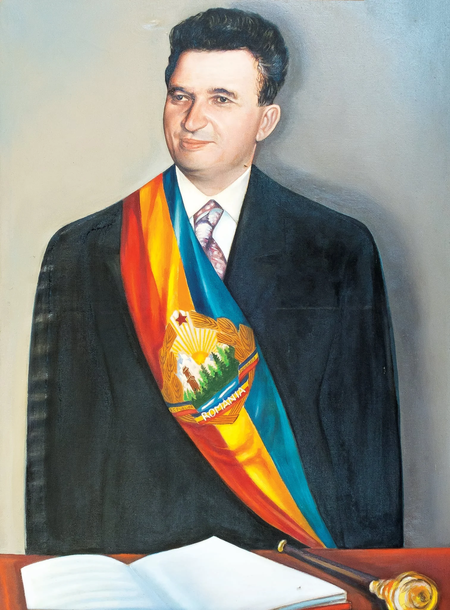 Tablou, ulei pe pânză, ”Portret Nicolae Ceaușescu”, nesemnat, atribui lui Nicolae Toma. Oferit de autor, cu ocazia zilei de naștere a lui Nicolae Ceaușescu, Ploiești, ianuarie 1978., detail