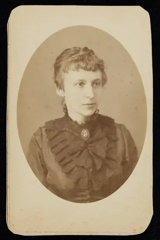 Młoda kobieta, by Robert (open around 1863-ok. 1900). Fig. Heinrich, 1899