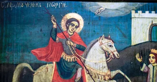 Icoana este pictată pe un suport de lemn de formă dreptunghiulară, în ax orizontal. Tema iconografică este "Sfântul Gheorghe omorînd balaurul". În prim plan, Sf. Gheorghe, înveșmântat ostășește(tipic epocii medievale, cămașă de zale, tunică până la genunghi, cizme înalte, mantie), călare pe un cal alb, ridicat în două picioare, omoară balaurul cu o suliță. Aureolă aurită, cu raze fine pe margine. În mâna cu sulița ține și o cruce. Balaurul(reprezentînd răul în forma lui cea mai joasă) cu coada în săgeată este încolăcit sub picioarele calului, . În partea dreaptă, fecioara pe care o scapă sfântul de la moarte, în veșmânt împărătesc și coroană pe cap, privește scena cu bucurie, cu brațele ridicate. În spatele ei, peste o colină, este reprezentată schematic cetatea, printr-un zid alb crenelat. Deasupra lor, dintr-un nor luminos, mâna dreaptă a lui Dumnezeu, binecuvântând. Compoziția este dinamică, chipurile expresive, gesturile bine realizate. Cromatica este bine echilibrată, zugravul folosește contrastele pentru a da profunzime scenei. Cerul albastru de Prusia, ușor luminat pe linia orizontului.Cromatica este specifică pentru mai multe icoane aparținînd bisericii Răpciuni cam din aceeași perioadă. Rama este realizată din patru stinghii subțiri profilate, îmbinate oblic. Icoana cu ramă este montată într-un panou pictată în roșu stins, care făcea parte din friza de jos a iconostasului., by Dumitru zugrav