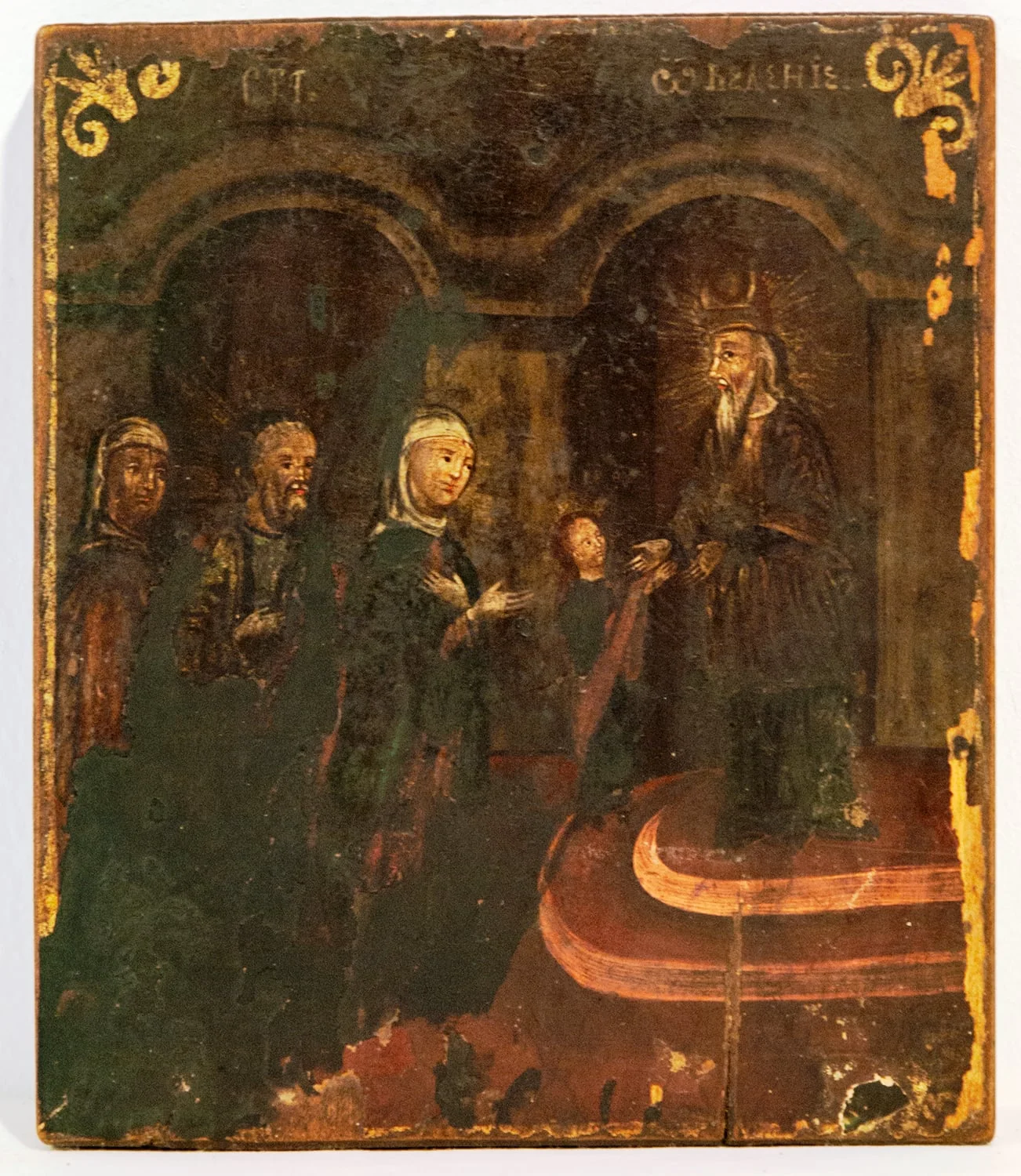 Icoana redă scena aducerii la Templu a Fecioarei la vârsta de trei ani, de către sfinții părinți Ioachim și Ana .Pictura respectă canoanele bizantine și indicațiile din erminii. În interiorul unui templu(redat prin coloane masive și arcade semicirculare)Fecioara Maria, cu capul descoperit urcă niște scări(textele vorbesc de 15 trepte) unde este așteptată cu brațele deschise de proorocul Zaharia. Acesta este bătrân, în veșmintele arhierești specifice epocii. În spatele Fecioarei vin smeriți Sfânta Ana și Sfântul Ioachim, urmat de o fecioară din suita celor care i-au însoțit la templu.Veșmintele sunt sobre, de culoare închisă, femeile cu năframe albe pe cap, Ioachim cu capul decoperit. În afară de fecioara din alai, toate personajele au aureole din raze subțiri. Compoziția este echilibrată, studiată, cu influențe occidentale. În colțurile de sus câte un ornament floral stilizat trasat cu auriu, ca și chenarul de pe margini. Stratul pictural este deteriorat în mare parte, în special colțul din stânga jos., detail