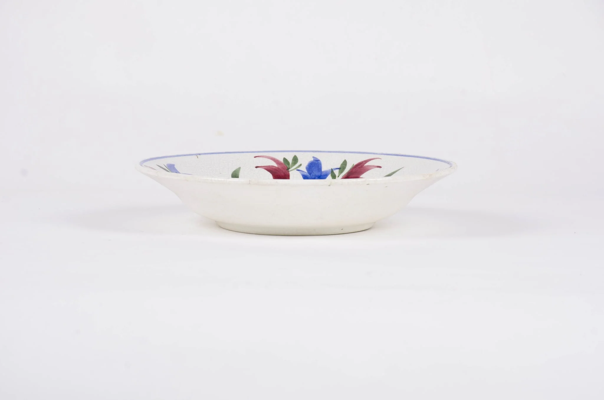 Vasul are formă tronconică fiind realizat din caolin. Fondul, interior-exterior, este alb iar decorul este floral-vegetal și acoperă interiorul vasului cu extensii pe buza acestuia. De asemenea pe buza vasului este pictată o linie circulară. Cromatică: fond: alb; motive: albastru; maro; verde; vișiniu., detail