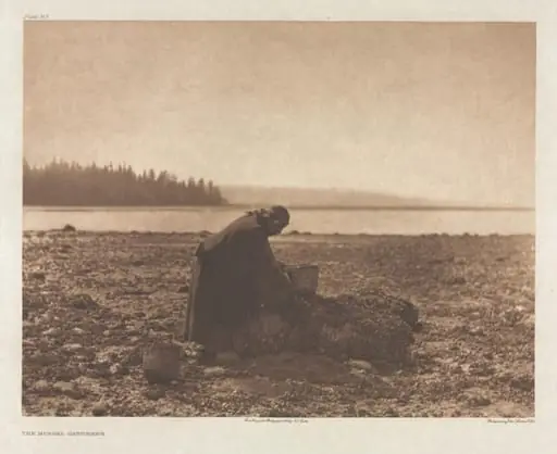 Portfolio IX, Plate 313: The Mussel Gatherer, by Edward S. Curtis