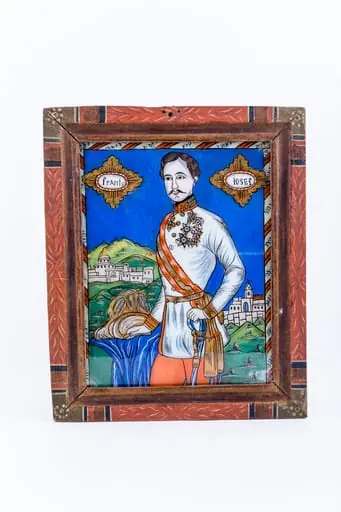 Este portretul împăratului Franz Josepf al Austriei, din Casa de Habsburg, rege al Ungariei și Boemiei, rege al Croației, mare duce al Bucovinei, mare principe al Transilvaniei, marchiz de Moravia, mare voievod al voievodatului Serbiei. Ceea ce este comun icoanelor pe sticlă sunt aceste teritorii, pe care le-a condus, în care a apărut meșteșugul picturii pe sticlă și a icoanelor pe sticlă: Austria, Ungaria, Boemia, Croația, Bucovina, Transilvania, Moravia. Împăratul este îmbrăcat în uniformă militară, cu toate decorațiile și medaliile pe piept, cu tunică albă cu butoni aurii, cu mantie albastră-cobalt, cu căciulă cu pană. Cu mâna stângă ține mânerul sabiei în teacă, la brâu. În registrul îndepărtat, stânga și dreapta, sunt elemente de arhitectură, diferite, neasemănătoare, arătându-se astfel țările din imperiu. Numele împăratului este scris în două medalioane baroce de culoare bronzie, pe cerul albastru. Tematica portretului este încadrată de un chenar decorativ geometrizant, din linii paralele cromatizate alternativ. Rama este decorată foarte frumos, asemenea unui al doilea chenar decorativ. Cromatica: albastru cobalt, verde avocado, orange, alb, brun-acajou. Inscripția este numele împăratului frants josef.