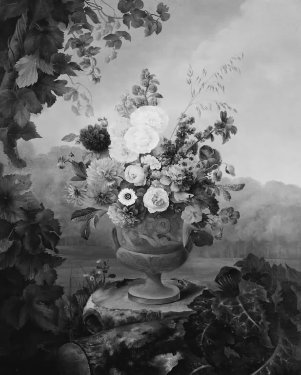 Vase i græsk stil med blomster, stående på en træstub, detail