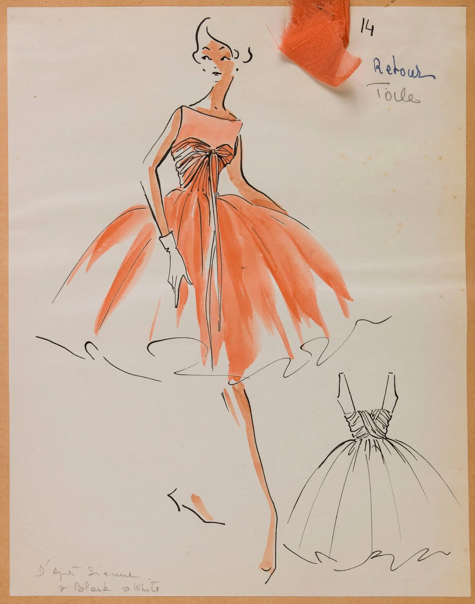 Robe corail plissée sur le haut, detail