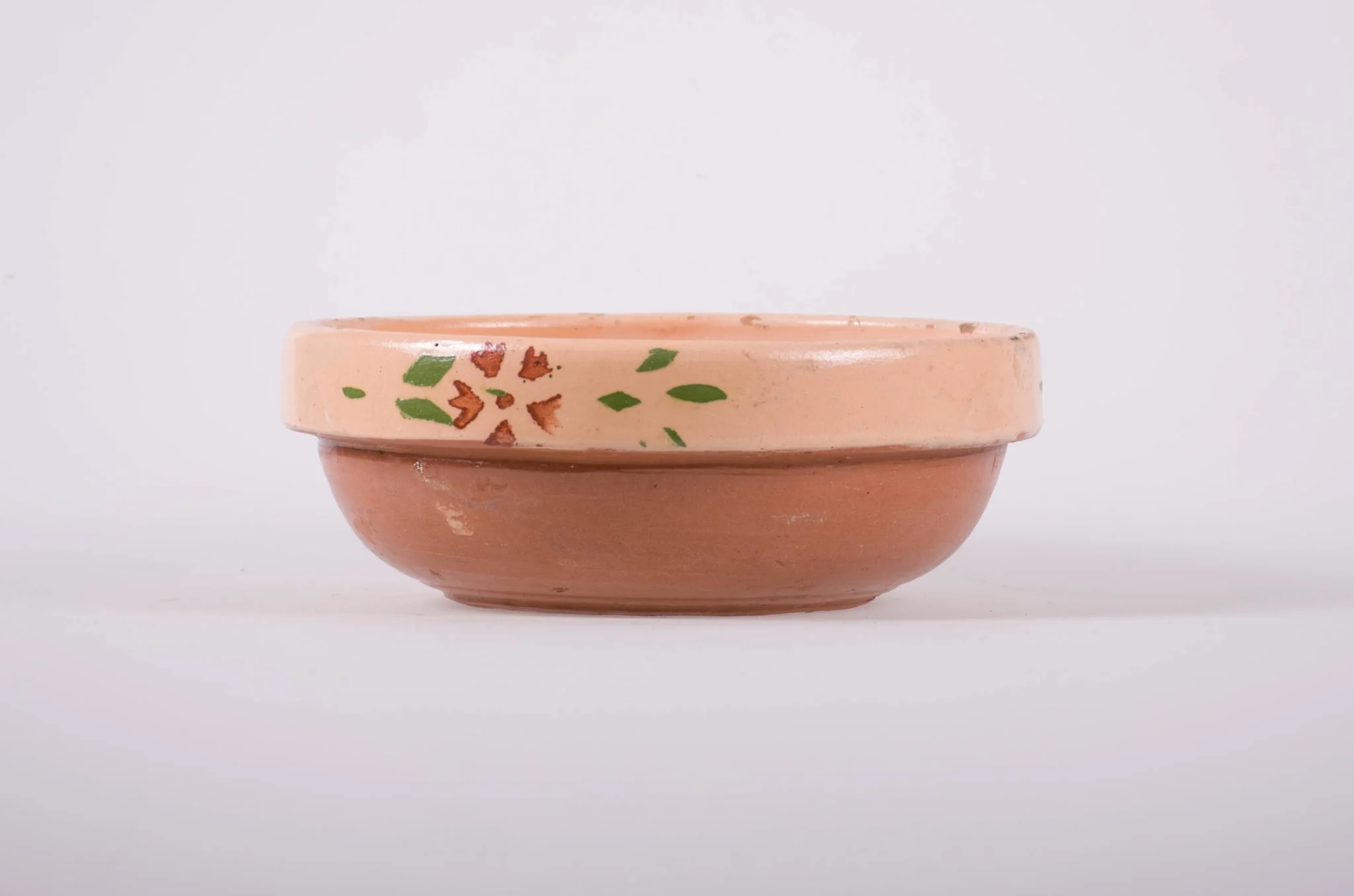 Vas de formă tronconică, adâncit, cu buza foarte înaltă; pe fund are găuri pentru agățare. Este smălțuit interior și exterior. Decorat cu motive geometrice: linie; motive florale. Cromatică: fond; crem; motive: maron; verde., detail