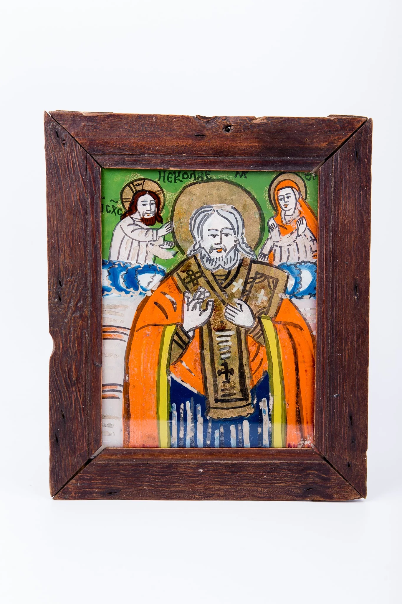Sfântul Mare Ierarh Nicolae Făcătorul de minuni este redat central, ținând în mâna stângă Sfânta Evanghelie închisă și binecuvântează cu mâna dreaptă. Veșmintele arhierești liturgice ale sfântului ierarh sunt într-o alternanță cromatică de orange- verde-albastru-galben citronne și alb și negru. Epitrahilul, patrafirul este brun-bronziu, cu patru cruci pe el, sacosul orange-roșu vermillon. Poartă mithră și are aureolă. Ține în mâna stângă Sfânta Evanghelie închisă și binecuvântează. În registrul superior îndepărtat sunt Dumnezeu-Tatăl și Maica Domnului, care ating aureola Sfântului Nicolae. Pe fondul verde, Mântuitorul și Maica Domnului au veșminte gri, crem, orange. Inscripția din româno-chirilică se traduce Sf Nicolae ICXC MP Iisus Hristos Maica Domnului. Icoana are o cromatică puternic-vie, specifică Țării Oltului: verde, albastru ceruleum, orange, gri, galben citronne, alb, negru., detail