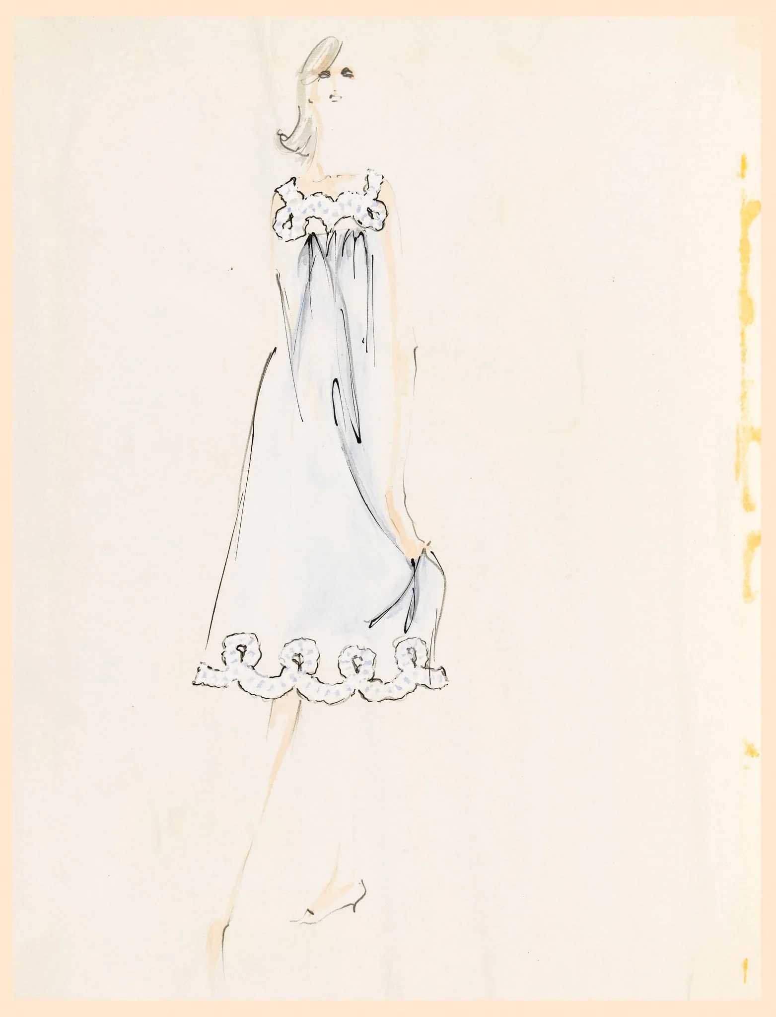 Chemise de nuit bleu pâle rehaussée à l'encolure et en bas, detail