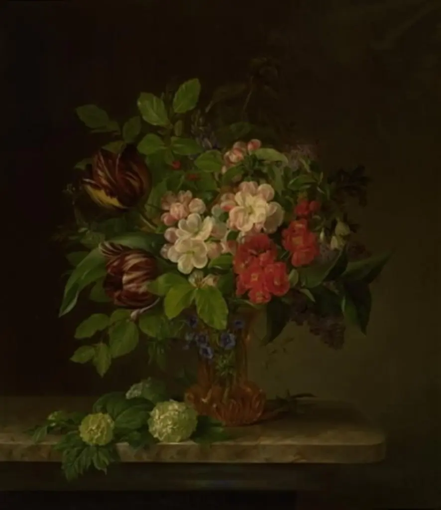 Et glas med forårsblomster