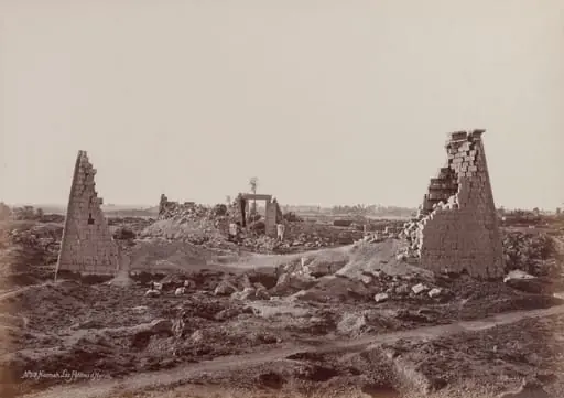 Karnak, Les Pylônes d'Horus, by Henri Béchard