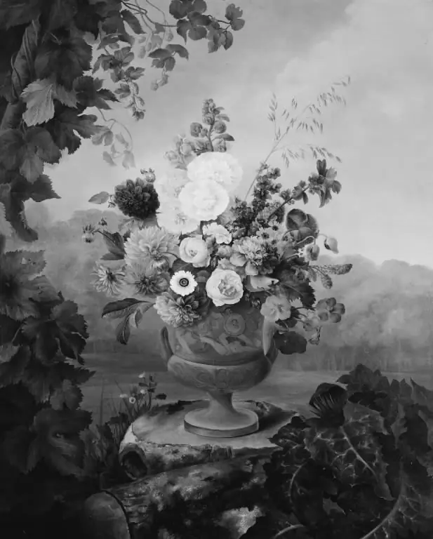 Vase i græsk stil med blomster, stående på en træstub, by Hermania Neergaard