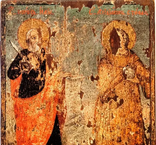 Asocierea proorocului Ilie cu Arhidiaconul Ștefan este mai puțin întâlnită în iconografie, este posibil ca ea să pornească de la mustrarea pe care a făcut-o întâiul mucenic"precum odinioară Ilie", celor care-l huleau pe Hristos; sau să fi fost comandată ca atare de cineva. Icoana îi redă pe cei doi sfinți în picioare, ușor întorși unul către altul; Proorocul Ilie are părul și barba albe, și ține în mâna stângă un filacter desfășurat iar în dreapta o pană ridicată la înălțimea pieptului. Este înveșmântat cu o tunică neagră, peste umărul drept având petrecută o mantie lungă, roșu orange. În pandant, sfântul mucenic Ștefan, în haine de arhidiacon: orar petrecut peste piept, stihar cu bordură lată jos, mâneci largi tivite cu bordură de perle. În mâna stângă ține globul pământesc? În jurul capului amândoi sfinții au nimburi aurite. Pictura prezintă lacune.Fond albastru bleu, cu irizări pe linia orizontului. Inscripția este scrisă cu litere roșii, în partea de sus, deasupra fiecărui sfânt. Chenar îngust de culoare închisă. Proporțiile siunt respectate, fețele expresive, gesturile bine realizate, stilul picturii academiste de secol XIX, este vorba de un zugrav cu școală., by Hugo Kołłątaj