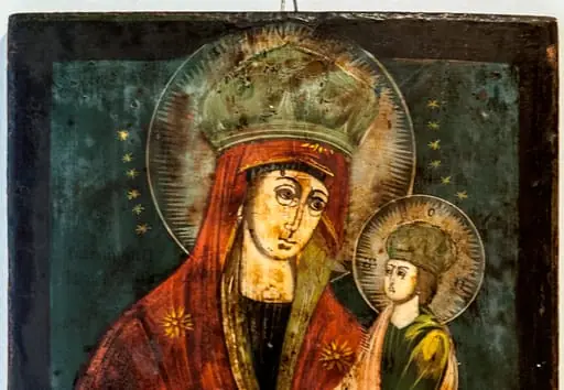 Maica Domnului cu Pruncul, tip derivat din Hodighitria(Călăuzitoarea), stil ce indică o școală rusească. Maria 3/4, ține Pruncul pe mâna stângă. Isus îi ține mâna dreaptă cu ambele mâini. Fecioara privește către Prunc cu cu o expresie de tristețe. Înveșmântată cu stolă albastră, cu blicuri de culoare mai deschisă, și decorațiune delicată la mâneci.Maforion roșu vișiniu, anticipând patimile.Pe margine decorație fină, la mânecă franjuri delicați. Pe frunte și pe umeri poartă stelele întreitei Feciorii, în formă de floare cu petale aciculare. Steaua de pe frunte este parțial acoperită de coroana împărătească de tip rusesc, închisă, mare. Aureola din raze alb galbene dispuse orizontal și încadrate de un cerc trasat cu un instrument. Isus poartă același tip de coroană, înconjurată de aureola cu raze, peste care au fost inscipționate însemnele nimbului cruciger. Chipul matur, sobru, trist, privind către Maica Sa. Fața rotundă, capul și mâinile de proporții mai mici în raport cu corpul.Înveșmântat cu un chiton verde cu blicuri galbene, peste care poartă, petrecut pe umărul drept un himation roșu orange cu blicuri alb aurii.Desculț. Nimburile sunt înconjurate de steluțe mici, aurii, dispuse pe fondul bleu închis la o mică distanță de linia de contur. Lângă umărul drept al Maicii apare o inscripție parțial șterasă, cu majuscule, în slavonă,.(SPOPUȘNIINÎ METȘA?). Chenar lat de culoare neagră, care este depășit de aura Fecioarei în partea de sus., by Hugo Kołłątaj