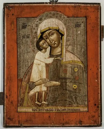 Maica Domnului, tipul Eleusa(dulcea sărutare, Mângâietoarea) îl ține strâns în brațe pe Iisus prunc, în picioare, cu obrazul lipit de cel al Maicii și o mână petrecută pe după gâtul ei. Iisus are nimbul cruciger, marcat cu motive florale punctate, Este înveșmântat într-o tunică 3/4 alb-gălbuie, care lasă să i se vadă picioarele. Maica poartă un maforion alb, bordat cu galben, partea din stânga a veșmântului din foiță metalică, decorată cu motive florale pictate cu roșu și galben, motive fitomorfe și geometrice incizate. În partea dreaptă veșmântul este roșu, decorat cu motive florale de culoare galbenă, foița fiind prezentă doar la mânecă. Nimbul decorat cu motive florale punctate în stratul de foiță metalică, Figurile modelate din culoare (alb, ocru) cu accente grafice fine, albe, sunt specifice icoanei rusești. Cromatica: alb, galben, roșu, auriu, brun, negru, foiță metalică, chenar roșu deschis, mărginit de două linii în nuanțe de roșu deschis și brun.Chenarul interior dublat de două șiruri de cercuri ștanțate în foiță. Inscripția dispusă pe o bandă dreptunghiulară în partea de jops a icoanei : Icoana Preacuratei Fecioare Prevăzând Jertfa (lui Iisus)., by Hugo Kołłątaj