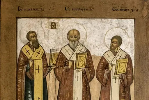 Ordinea din icoană este, de la stânga la dreapta : Vasile cel Mare, Grigore Teologul și Ioan Gură de aur. Cei trei sfinți sunt redați în picioare, central fiind sfântul Grigore, lateral Vasile și Ioan, ușor întorși către acesta. Toți binecuvintează cu dreapta, în stânga țin Evanghelia. Sfântul Griogore este în vârstă, ceilalți doi redați tineri, conform Erminiilor. Sfântul Vasile înveșmântat simplu, stihar albastru, felon purpuriu cu motive discrete, florale, epitrahil galben, ceilalți doi poartă sacos peste stiharul albastru. Toți au capetele descoperite. Pe fondul foiței argintii(1/4 superior) este redat Iisus Hristos- chipul nefăcut de mână de om, sau Sfânta Mahramă. În planul inferior-relief ondulat, benzi de culoare. Cromatica: tonuri de brun, alb(falduri, aureole, iluminarea chipurilor), negru(linia desenului, inscripții), albastru(veșminte), galben tonuri de verde, roșu. (foița metalică).Bordura lată, o înscrie în tipologia icoanelor de krashnuskha.(culoarea a fost modificată în timp), la fel inscripția, respectând canoanele., by Hugo Kołłątaj