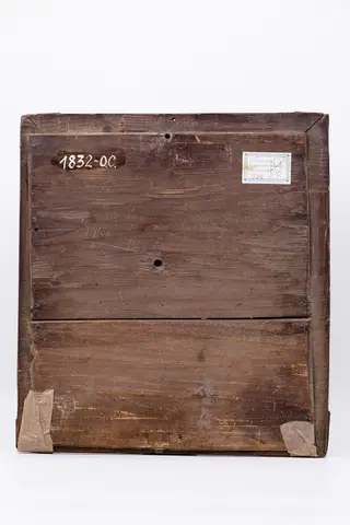 Icoana este rară prin tematica iconografică abordată, având o compoziție simetrică, echilibrată și armonioasă cromatic, structural și teologic. Central este Dumnezeu pe tron arhieresc Mare Judecător și Învățător. Este îmbrăcat cu sacos albastru cobalt-regal cu dungi albe, cu felon și omofor roșu vermillon, cu epitrahil-patrafir vernil-absint, cu trei cruci negre și o floare de lalea cu trei petale lunguiețe albe. Cu mâna dreaptă ține Sfânta Scriptură deschisă pe genunchi și cu mâna stângă Binecuvântează. Tronul arhieresc este bogat ornamentat cu elemente decorative geometrizante bronzii, albe și negre, având aripile de arhitectură umplute cu un caroiaj aparte. Mântuitorul Iisus Hristos are picioarele așezate pe o pernă roșie. În partea dreaptă a Lui Dumnezeu este Sfântul Ioan Botezătorul și Înaintemergătorul Domnului Iisus Hristos. Sfântul Ioan este îmbrăcat în sarică albastră de păr de cămilă și omofor-mantie verde kaki. În stânga Mântuitorului Iisus Hristos este Maica Domnului, în sacos albastru cobalt și mantie cu maforiom roșu vermillon, cu interiorul vernil-absint. În registrul mai îndepărtat sunt situați Sfinții Arhangheli Mihail și Gavriil, mai-marii oștilor cerești și încă doi sfinți arhangheli, din soborul îngerilor păzitori. În registrul superior este Dumnezeu-Tatăl, în veșmânt roșu, trimițând din Cerurile deschise, printr-o mandorlă de nouri albi, pe Sfântul Duh, sub forma porumbelului alb. Fondul icoanei este cerul albastru cobalt, încadrată icoana fiind de un chenar decorativ bronziu, lat, cu elemente florale stilizate mari roșii - 9 ruje. Inscripția din româno-chirilică este IC XC MP Iisus Hristos Maica Domnului. Cromatica este vie, luminoasă și armonioasă: roșu vermillon, verde absint, vernil, kaki, albastru cobalt, brun, bej, negru, alb. Icoana este din Țara Făgărașului., 1850