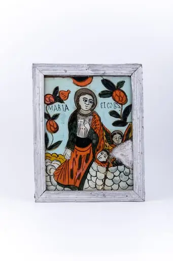 Icoana o reprezintă pe Sfânta Maria, înveșmântată cu mantie roșie vermillon, cu cămașă albă cu guleraș, cu sacos roșu-negru. În partea stângă a Sfintei sunt doi îngerași. Fondul icoanei este cerul albastru bleu-ciel senin, înspre alburiu. În registrul inferior, este un câmp vălurit alb-gri, cu spații luminoase galben-ocru. Întreaga compoziție iconografică, rară prin tematica abordată, este încadrată de un chenar decorativ fitomorf, format din 3 ruje roșii și două meceșe. Inscripția din româno-chirilică se traduce Sfânta Maria. Cromatica este armonioasă și luminos-pastelată: roșu vermillon, albastru bleu-ciel, galben-ocru, brun, gri, negru, alb. Icoana este din Nordul Transilvaniei, Gherla.
