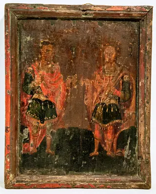 Icoana reprezintă doi sfinți mucenici, înveșmântați identic, în mână cu câte o lance, în cealaltă câte o cruce(crucea muceniciei) Înveșmântați în straie ostășești, lorică ornamentată, tunici scurte, pantaloni strânși pe picior, cizme înalte, mantii roșii. Pe umăr se observă câte o figură antropomorfă, stilizare a unui personaj mitologic. Aureolele sunt redate sub forma unui abur luminos, iradiant. Fond brun roșcat. Icoana este lucrată de un zugrav experimentat, dar se observă stângăcii și disproporții în redarea personajelor, cum ar fi mărimea picioarelor. Stilul este influențat de pictura neoclasică. Rama profilată, pictată cu roșu, fixată în cuie de lemn., 1850