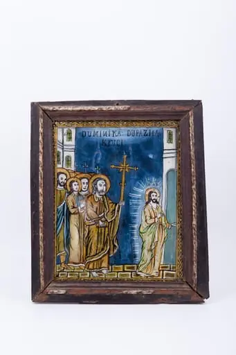 Icoana reprezintă Duminica după Înălțarea Sfintei Cruci - 14 septembrie. Mântuitorul Iisus Hristos este urmat de Apostoli și Sfinți Părinți ridicând Sfânta Cruce. Veșmintele sunt într-o combinație de verde, kaki, brun, olive, gri, ocru. Crucea înălțată este central pictată, iar Mântuitorul Iisus Hristos este înveșmântat și în razele de lumină ale Slavei Harului. Compoziția este foarte echilibrată, relația dintre personaje fiind încadrată de elemente de arhitectură, de o parte și de alta. În registrul inferior, este un caroiaj de kaki-ocru. Fondul este albastrul ceruleum al cerului. Pe lângă crucea aurie, cea mare și centrală, mai sunt încă trei cruci, aduse de cei care Îl urmează pe Mântuitorul Iisus Hristos. Tematica iconografică, mai rară, este încadrată de un chenar decorativ geormetrizant romboidal. Icoana este de Laz, Valea Sebeșului, cu o cromatică armonioasă: albastru ceruleum, verde, brun, kaki, ocru, olive, negru, alb. Icoana este datată 1903. Inscripția din româno-chirilică se traduce Duminica după Ziua Crucii IC XC Iius Hristos.