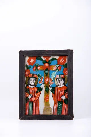 În centrul icoanei este Crucea aurie-bronzie, ornamentată cu elemente decorative romboidale, roșii și verzi, cu grilaj alb, susținută fiind de Sfinții Împărați întocmai cu apostolii. În dreapta crucii este Sfântul Împărat Constantin și în stânga este Împărăteasa Elena, mama sa. În spatele Crucii este un spațiu alb izvorâtor de lumină și două elemente vegetale, asemenea unor martori - îngeri păzitori. Crucea găsită este susținută cu bucurie de cei doi sfinți. Veșmintele Sfinților Constantin și Elena sunt într-o combinație de roșu vermillon și verde brad, alb fin-dungate. Spațiul alb de lumină duce gândul la Crucea de lumină apărută pe cer In hoc signo vinces - prin acest semn vei învinge. Icoana este bogat ornamentată de culoare, lumină și detalii semnificative, elemente decorative geometrizante - romburi și caroiaje albe. Fondul icoanei este cerul senin, albastru regal deschis. Întreaga compoziție este încadrată armonios de un chenar decorativ geometrizant și fitomorf, format din rujele de Nicula. Cromatica este armonioasă și senină: roșu vermillon, galben-ocru, albastru regal, verde brad, alb, negru. Icoana este de Nicula.