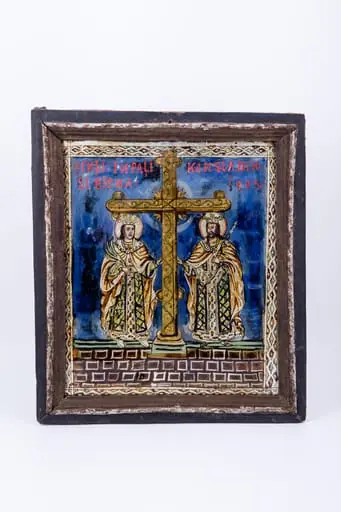 În centrul icoanei este Crucea, iar în stânga crucii este Sfântul Împărat Constantin, și în dreapta este Împărăteasa Elena, mama sa. Deasupra fiecăruia este inscripționat numele. În spatele Crucii, lipit de cruce, este un soare stilizat - Soarele dreptății. Soarele din spatele Crucii duce gândul la Crucea de lumină apărută pe cer In hoc signo vinces - prin acest semn vei învinge. Icoana este specifică Văii Sebeșului, tușele de culoare fiind mărturii clare. Inscripțiile în româno-chirilică sunt traduse Sfinții Împărați Constantin Elena. Veșmintele sfinților împărați sunt pictate cu brun, verde, kaki, absint, bronziu, alb și negru. Simbolurile, din mâinile împăraților sunt pene de scris, instrumente de scris, condei și aripă de înger, armele cu care s-au luptat pentru Creștinism, mucenici ai mărturisirii. Cromatica este armonioasă: verde, galben-ocru, kaki, brun, absint, olive, bej, bronziu, alb, negru. Compoziția este puternică în impactul vizual: cerul albastru cobalt și pardoseala în caroiaj, cafeniu-bej-brun, din registrul inferior. Caroiajul reprezintă o lespede de fundație puternică - reprezentând credința creștin-ortodoxă, un zid de nedărâmat. Icoana este de Laz, fiind datată 1905.