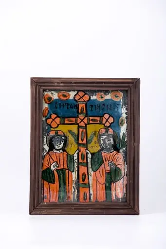În centrul icoanei este Crucea pictată cu roșu vermillon și ornamentată cu 7 elemente ovoidale gri antracit și brațele au terminații trilobate. În dreapta crucii este Sfântul Împărat Constantin, și în stânga este Împărăteasa Elena, mama sa. Deasupra fiecăruia este inscripționat numele. În spatele Crucii, lipit de cruce, sunt două aripi ca de înger, stilizate sub formă de elemente vegetale. Veșmintele Sfinților Constantin și Elena sunt într-o combinație de roșu vermillon și gri antracit. Spațiul galben de lumină din spatele crucii duce gândul la Crucea de lumină apărută pe cer In hoc signo vinces - prin acest semn vei învinge. Icoana este bogat ornamentată de culoare, lumină și detalii semnificative, elemente decorative geometrizante și fitomorfe. Fondul icoanei este cerul de noapte, albastru ultramarin bleumarin întunecat. Întreaga compoziție este încadrată armonios de un chenar decorativ fitomorf-geometrizant, format din ruje roșii. Cromatica este armonioasă și bogată: roșu vermillon, galben-chihlimbar, albastru ultramarin bleumarin, gri antracit, alb, negru. Icoana este de Nicula. Inscripția din româno-chirilică se traduce Constantin Elena. Icoana este deteriorată, având absențe cromatice.