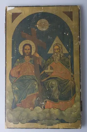 În icoană este reprezentată Sfânta Treime în variantă „noutestamentară”. Fiul ține crucea cu mâna stângă, cu mâna dreaptă binecuvântând, Tatăl (reprezentat ca bătrân, cu aureolă triunghiulară) ține în mâna stângă sceptrul, iar în dreapta globul spre care și privește, iar Duhul Sfânt apare în chip de porumbel în registrul superior. Cromatică: albastru, bej, roșu, maro, gri, purpuriu.