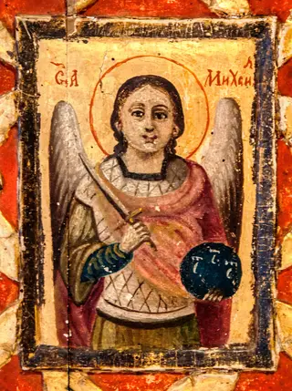 Într-un spațiu central dreptunghiular în relief este pictat Arhanghelul Mihail 3/4. Arhanghelul ține în mâna dreaptă sabia ridicată, în stânga globul pământesc cu însemnele dumnezeirii. Este redat tânăr, cu fața rotundă, expresivă, părul lung, lăsat pe umeri.Poartă o tunică verde, cămașă albastră și lorică argintie, peste care este prinsă mantia lungă, roșie.Aripile sint strânse, aureola conturată cu o linie roșie fină, se proiectează pe fondul auriu unde este scrisă în partea superioară inscripția, cu litere de culoare roșie.Chenar îngust, negru. Decorul ancadramentului, sculptat, în relief : 8 flori cu patru petale rotunde, pictate cu albastru, centrul cu roșu, iar frunzele aurii. Spațiul dintre flori. La nivelul suportului, pictat cu roșu. Suportul este crăpat, cele două bucăți care îl alcătuiesc nu se mai sudează. După modul de realizare se pare că icoana a aparținut unei biserici., 1850