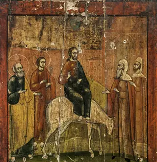 Intrarea Domnului în Ierusalim este redată conform erminiilor, cu un număr redus de personaje. Central, Iisus călare pe un asin(asină) alb, binecuvântând, urmat de ceata apostolilor(aici doi, probabil Sfântul Petru și apostolul Ioan), este întâmpinat de doi preoți(simbolizând mulțimile. Iconarul nu a mai redat ramurile de finic, scena fiind schematizată, accentuând mai mult starea de tensiune din săptămâna următoare. Isus este înveșmântat cu chiton roșu și himation albastru, în jurul capului are nimbul cruciger. Apostolul Petru are părul și barba albe, chitin verde și himation bej, iar apostolul Ioan, tânăr, fără barbă, veșmânt lung, roșu.Toți trei sunt desculți. Evreii care îl întâmpină pe Hristos poartă veșmintele specifice epocii. În partea de sus, pe fondul aurit care acoperă o porțiune dreptunghiulară deasupra zidurilor cetății, abia vizibile, aripile unor puteri cerești. În partea de jos, relieful- benzi în tonuri de culoare verde. Compoziția este dinamică, chipurile expresive, gesturile bine realizate. Linia desenului este fluidă, sigură. Cromatica este armonioasă, restrânsă, dominată de culori de pământ, brun, roșcate.Bordura roșiatică lată, specifică icoanelor de tip krashnuska. Inscripție pe chenar, în partea superioară. Mici deteriorări ale stratului pictural, blaturile desprinse.