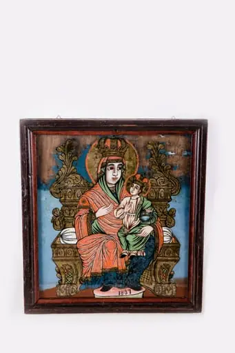 Maica Domnului este Împărăteasă pe tron, ținând în brațe Pruncul Iisus Hristos care are în mâna stângă un hrisov înfășurat și Binecuvintează cu mâna dreaptă. Maica Domnului arată calea cu mâna dreaptă, deci este Hodighitria. Maica Domnului este înveșmântată în mantie cu maforion roșu vermillon cu interiorul căptușit cu verde și sacos albastru, poartă coroniță de împărăteasă și aureolă. Pruncul Iisus Hristos este înveșmântat în verde kaki și auriu ocru-brun-bronziu, cu coroană și aureolă. Tronul este bogat geometrizant decorat. Maica Domnului stă cu picioarele pe o periniță rotundă. Fondul icoanei este cerul de culoarea albastru ultramarin cu steluțe aurii. Întreaga icoană este încadrată de un chenar decorativ geometrizant și floral. Atmosfera luminoasă și bizantină a icoanei este dată și de floricelele albe de pe veșmânt și steluțele aurii de pe albastrul cerului. Icoana este de iconostas, de aceea are dimensiunile mai mari. Și este de tip Maica Domnului Împărăteasa Cerului și a pământului. Cromatică: roșu vermillon, alb, albastru, verde kaki, auriu, ocru-brun-bronziu. Inscripția din româno-chirilică se traduce MP Maica Domnului IC XC Iisus Hristos. Icoana este datată 1831, pe fondul roz, de la picioarele Maicii Domnului. Icoana este din Țara Făgărașului, pictată fiind de Ioan Pop de Făgăraș.