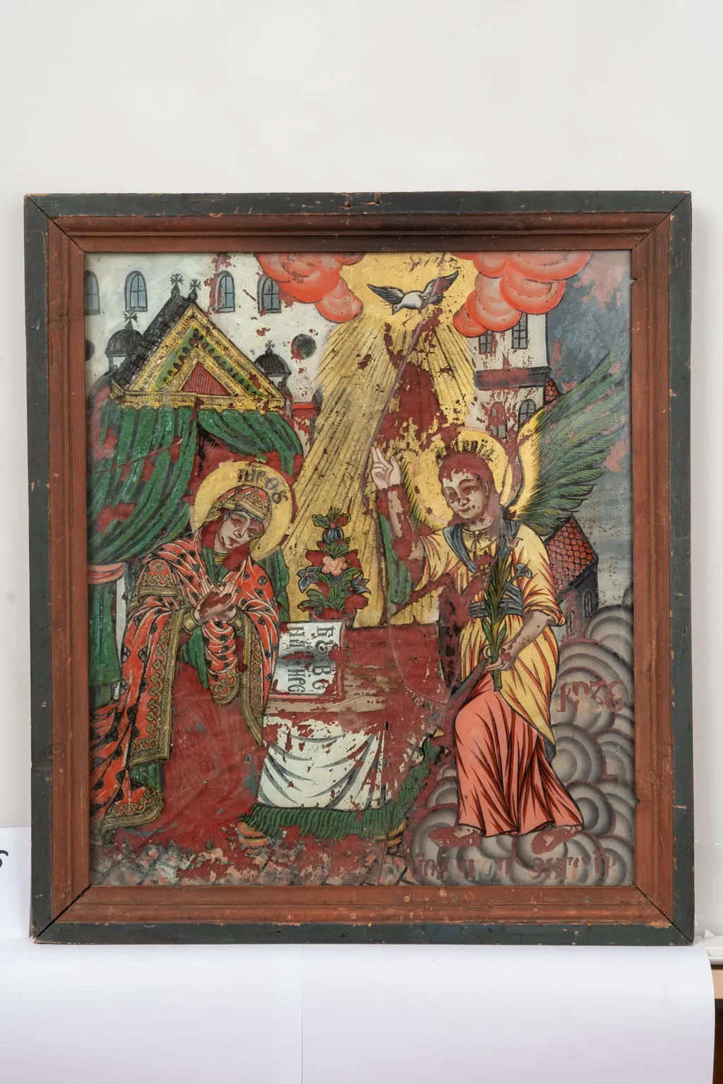 Fecioara Maria, dispusă în partea stângă a compoziției, este pictată în genunchi, într-o atitudine plină de evlavie. Arhanghelul Gavriil, este pictat în picioare, în partea dreaptă a scenei, ținând un crin în mâna stângă, iar cu dreapta binecuvinteză. Duhul Sfânt, în chip de porumbel, trimite raze din slava cerului spre Maica Domnului. Între cei doi sfinți e o masă pe care e pictată cartea sfântă deschisă, iar în spate, un ghiveci cu flori. Pe carte apare scrisă tema icoanei: "Buna Vestire". În spatele Maicii Domnului e reprezentat un baldachin cu draperii verzi. În fundal se profilează o clădire cu mai multe ferestre. Cromatica icoanei se compune din tonuri de portocaliu, verde, albastru, galben, alb, gri. Rama icoanei e profilată, bicromă (latura interioară roșie, iar cea exterioară maronie) și e formată din îmbinarea a patru baghete de lemn. Sticla e spartă în mai multe fragmente., by Ioan Pop Zugrav