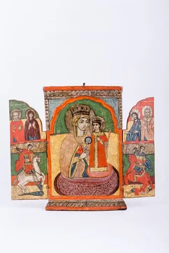 Icoana este un triptic - ansamblu de trei panouri pictate, unite prin conținut tematic iconografic comun și prin balamalele, prin care fețele laterale se închid de cea centrală. Tripticul este asemenea unei cărți sau ferestre, deschise-închise. Având stabilitate icoana centrală, tripticul poate avea valoarea de altar zburător. Tema centrală, care dă și titlul întregului ansamblu este Maica Domnului ține în brațe Pruncul Iisus Hristos, care Binecuvântează cu mâna dreaptă și ține globul pământesc cu crucea. Mântuitorul stă în picioare pe genunchii Maicii Domnului. Maica Domnului este înveșmântată în mantie cu maforion gălbui-crem-bej cu interiorul verde-roșu și ciupag auriu, are coroană și aureolă. Pruncul Iisus Hristos este înveșmântat în roșu sângeriu, cu bordură dantelată aurie, cu aureolă. Fondul icoanei este galben, în registrul inferior și verde în registrul superior. Icoana este încadrată de un chenar orange, portocaliu și un chenar crestat, basorelief, motivul funiei, de culoarea naturală a lemnului. În tematica fețelor laterale sunt reprezentați Sfântul Mare Mucenic Gheorghe purtător de biruință, Sfântul Mare Mucenic Dimitrie izvorâtor de mir, Sfânta Mare Cuvioasă Parascheva, Sfântul Ioan Botezătorul și doi sfinți ierarhi. Ușițe tripticului închizânduse, se realizează o imagine boltită, asemenea unor uși de biserică, pe care este inscripția în româno-chirilică: IC XC NIKA Iisus Hristos Biruiește! Cromatică: roșu vermillon, roșu-portocaliu, galben, verde, acajou, stacojiu, brun, bej,olive, auriu, negru. Inscripția pe icoana centrală, din româno-chirilică se traduce MP IC XC Maica Domnului Iisus Hristos.